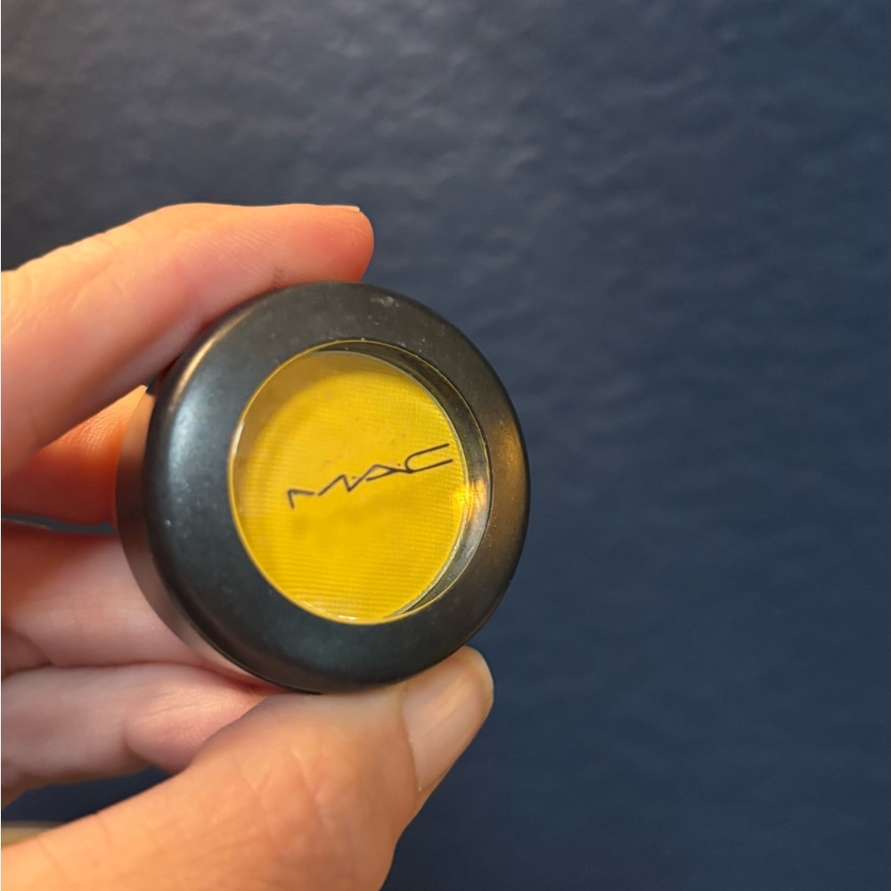 MAC “Chrome Yellow” Matte Yellow Eyeshadow NWOB - Picture 4 of 4